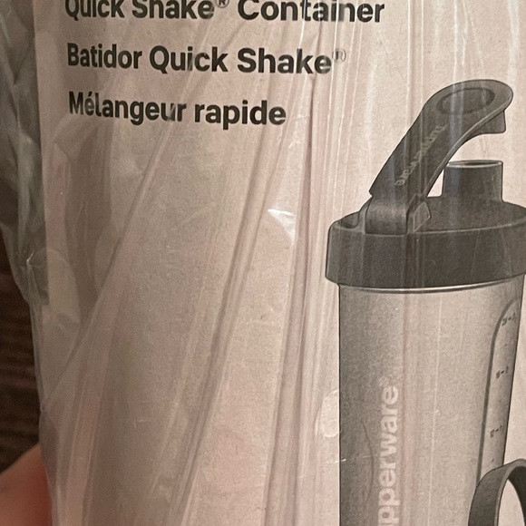 New Tupperware quick shake container with red lid - Picture 4 of 6